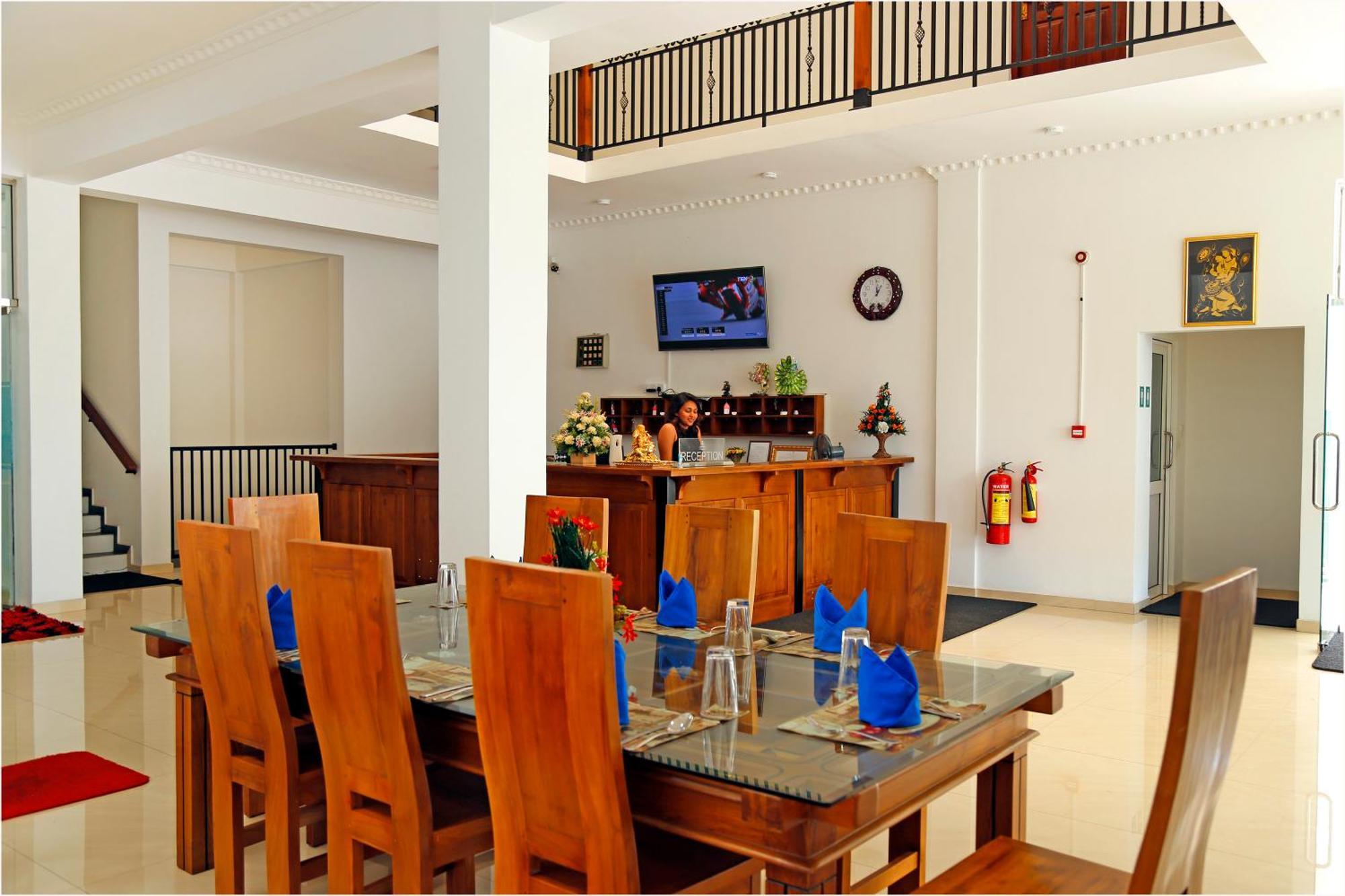 Ronaka Airport Transit Hotel Katunayake Exterior photo