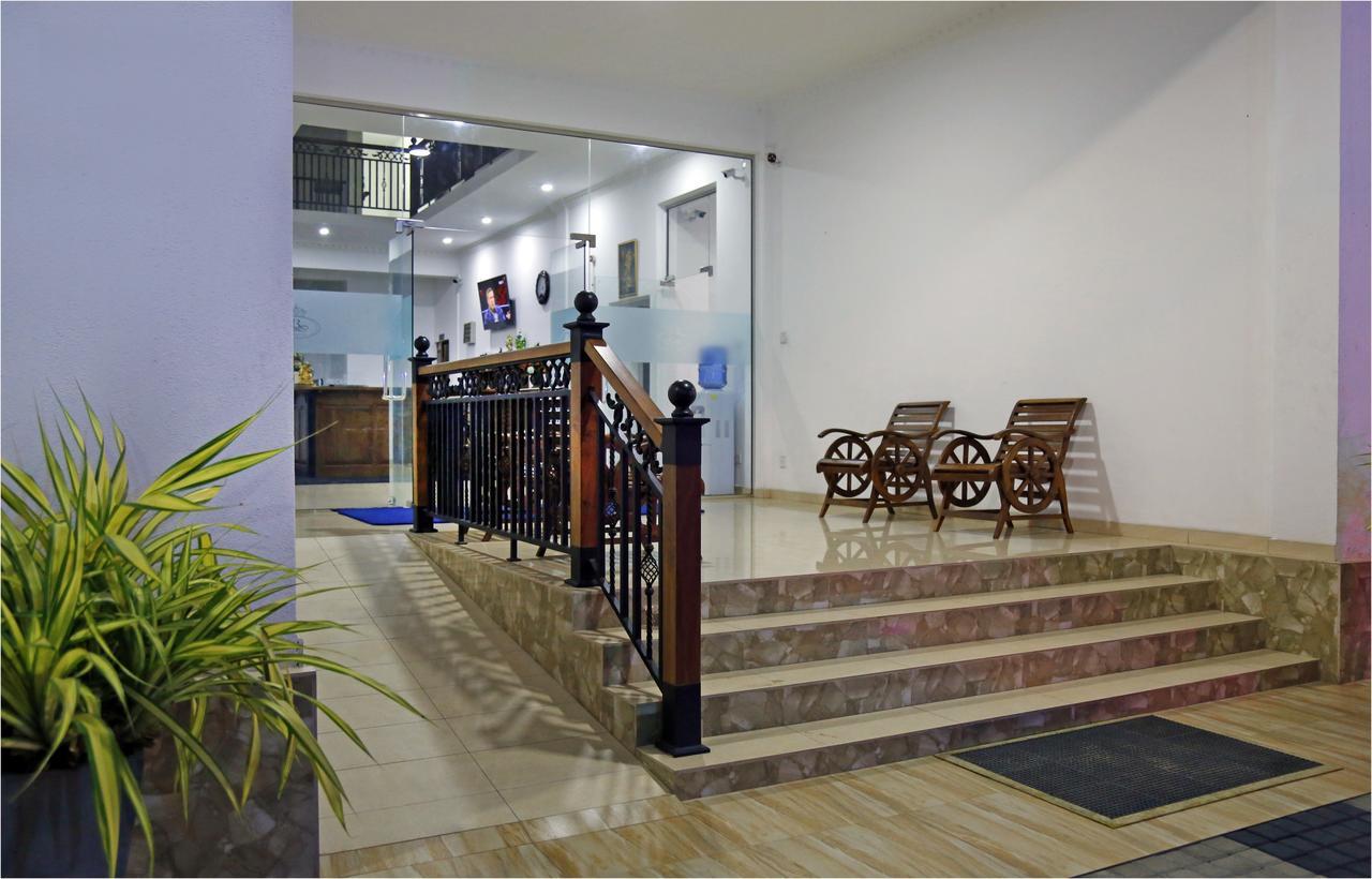 Ronaka Airport Transit Hotel Katunayake Exterior photo