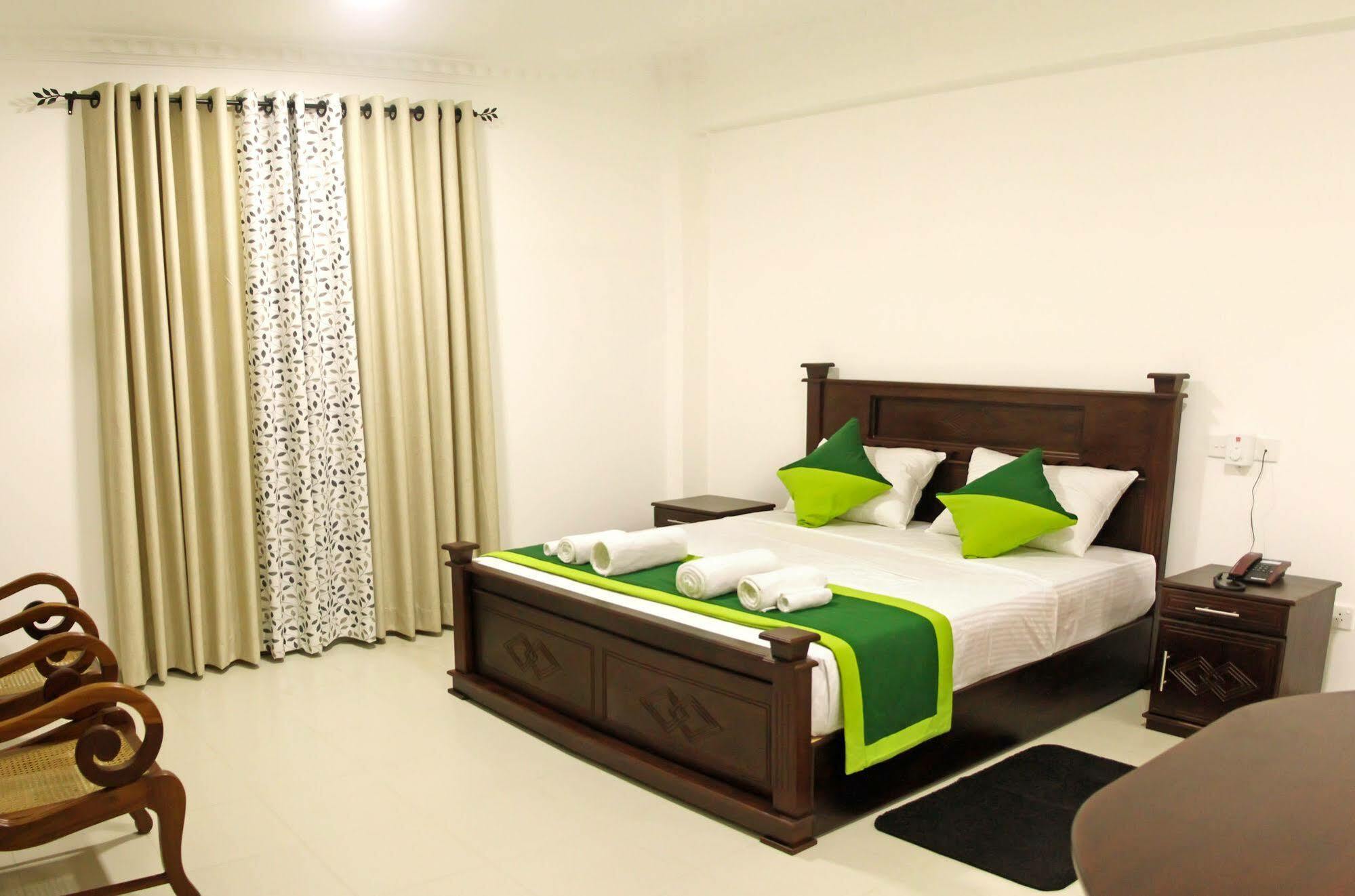 Ronaka Airport Transit Hotel Katunayake Exterior photo