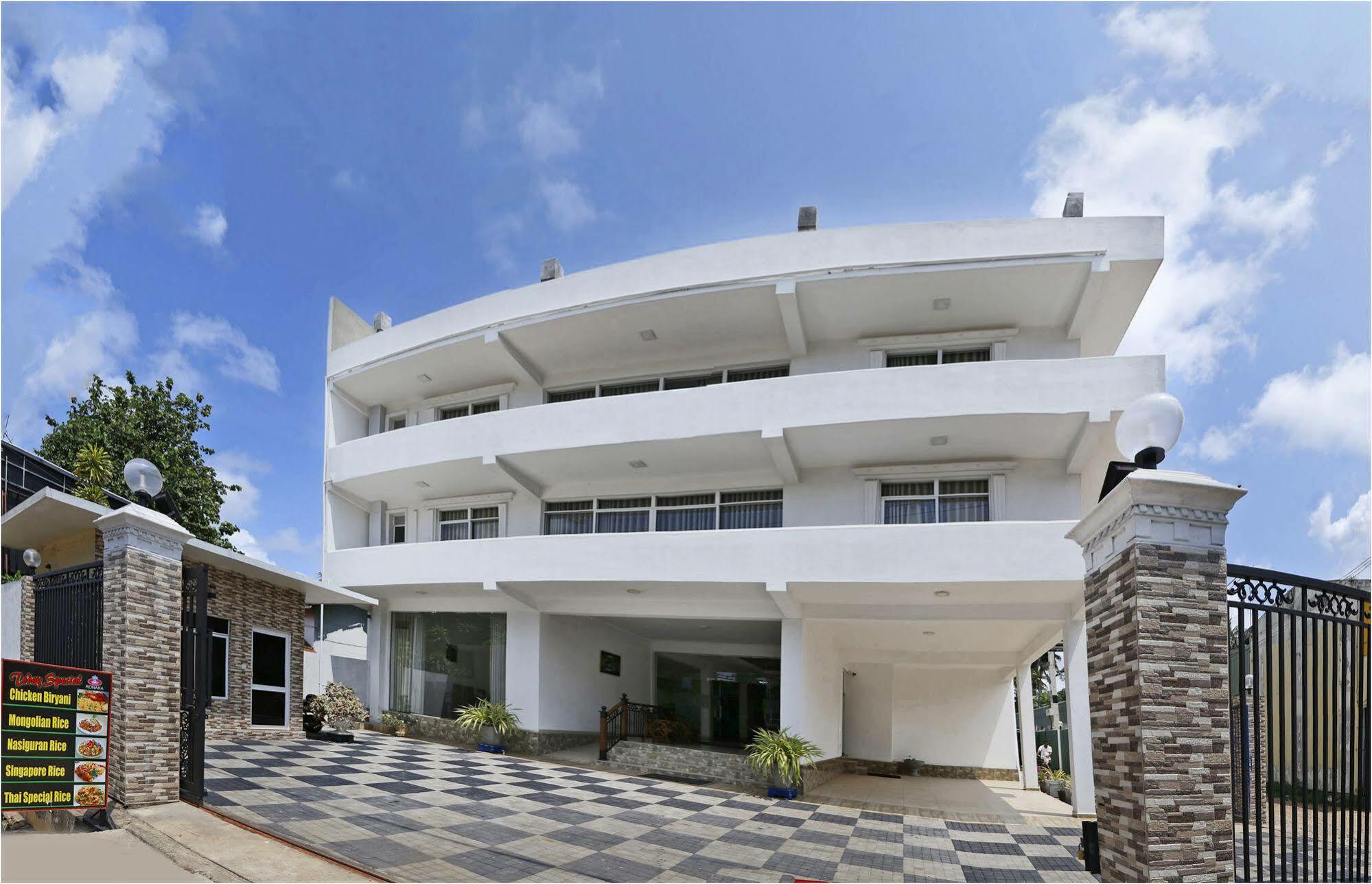Ronaka Airport Transit Hotel Katunayake Exterior photo